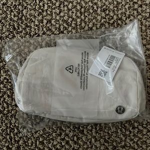 🤍 lululemon everywhere belt bag white opal NWT, sealed